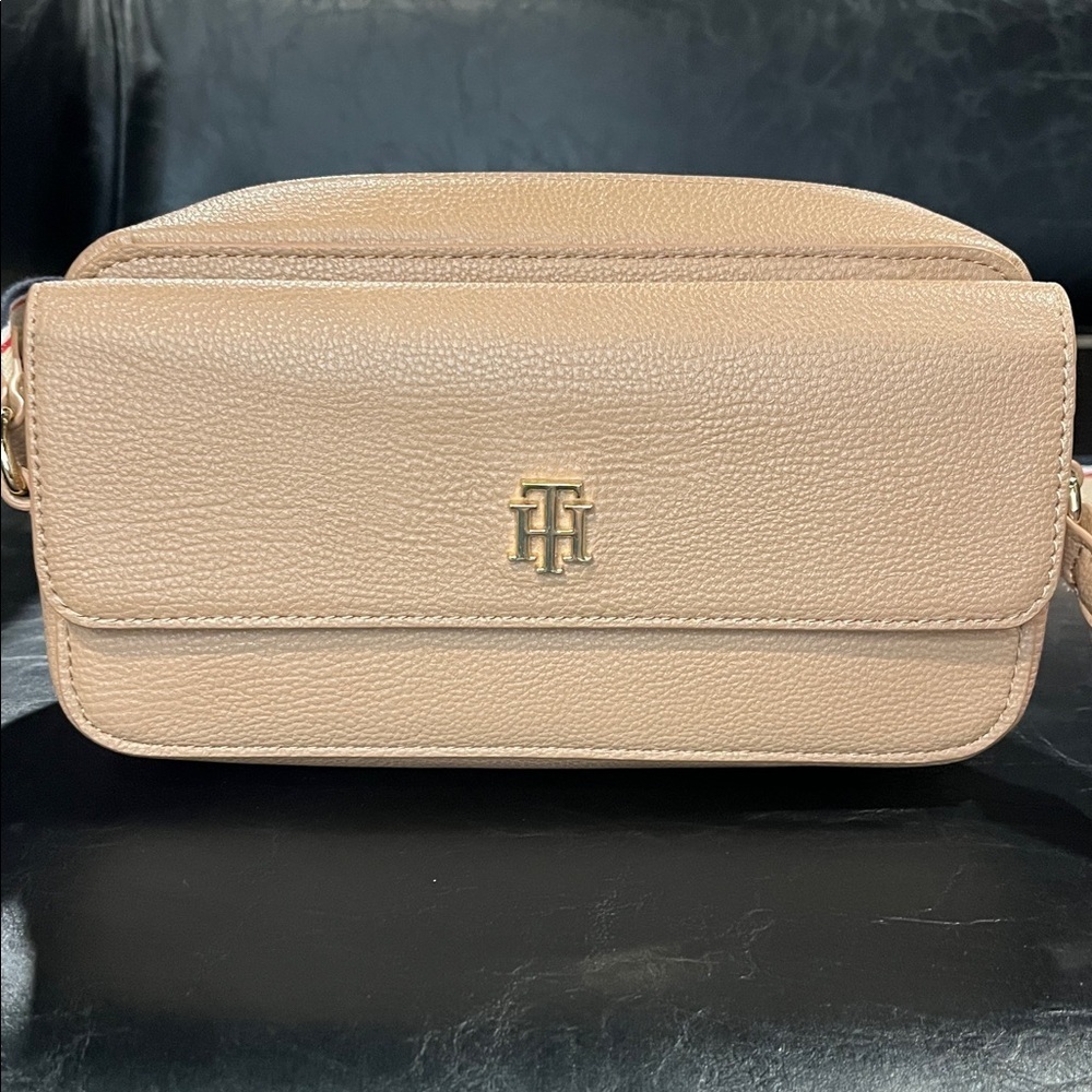 Tommy Hilfiger Kiara II Flap Camera Crossbody – Tan | New Without Tags - Picture 4 of 12
